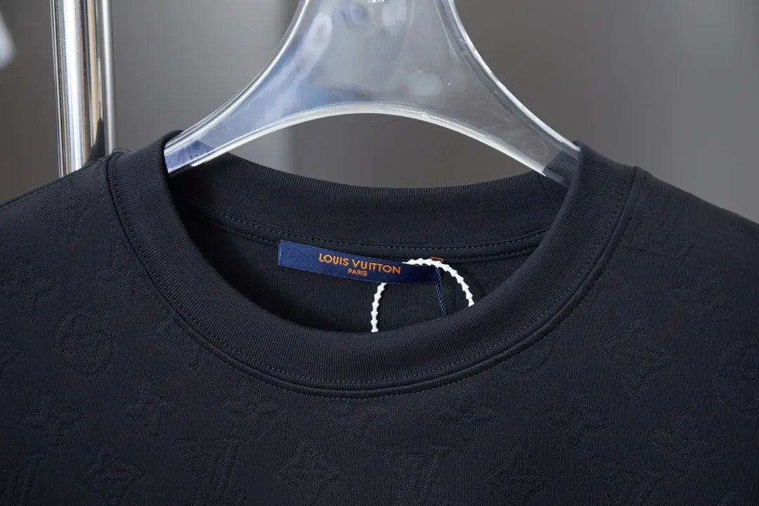 🅿️190 Louis Vuitton 1V 25SS early spring new style LV jacquard shearing logo short sleeves light luxury essential item for daily commuting for men and women Correct version Welcome to compare Detailed features · 280g 100% pure cotton double yarn jersey fabric · Custom dyed in the same vat, special thickened 32 count double ply 1X1 thread · Monogram jacquard is laid out across the entire width, and patterns are woven through the fabric using shearing technology · Double-needle stitching across seams · Original main mark, washed tag, branded moisture-proof paper packaging Color: Black Size: S/M/L/XL